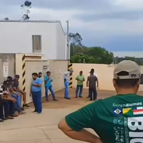 Produtores fecham entrada de laticínio em Quatro Marcos e exigem pagamento após meses sem receber: “Queremos solução imediata”