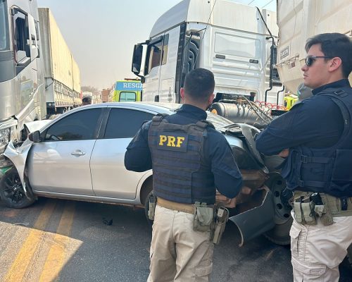 Carro Fica Prensado entre Duas Carretas na Avenida dos Imigrantes