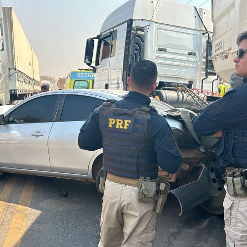 Carro Fica Prensado entre Duas Carretas na Avenida dos Imigrantes