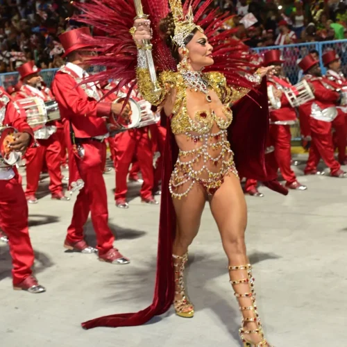 Segunda noite do Grupo Especial do Rio emociona com homenagens a Rita Lee, Mestre Ciça e Carolina Maria de Jesus