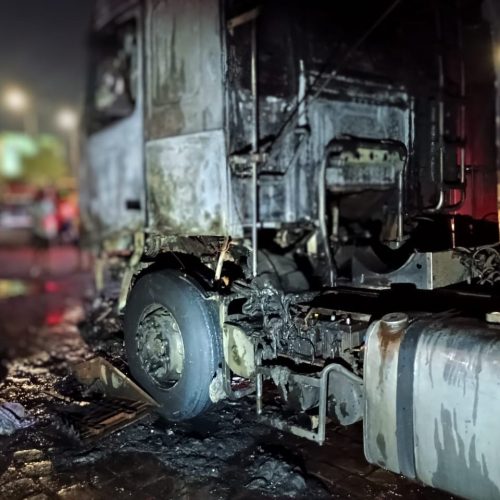 Corpo de Bombeiros combate incêndio em caminhão trator em Campo Verde