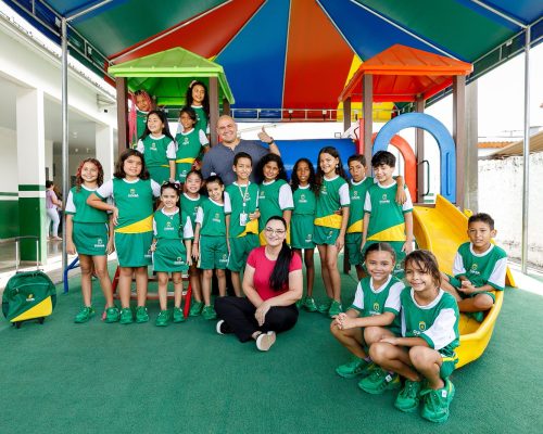 Prefeito entrega primeiros uniformes para estudantes da rede municipal