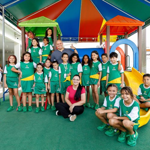 Prefeito entrega primeiros uniformes para estudantes da rede municipal