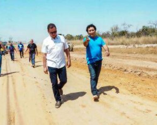 Botelho vistoria obras de pavimentação no Osmar Cabral e Coxipó do Ouro