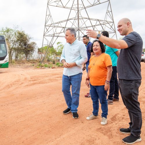 Prefeito entrega patrolamento na estrada do Linhão, anuncia iluminação e asfalto no Pedra 90