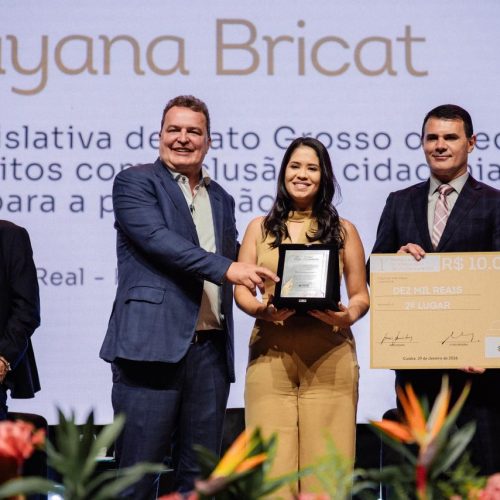 Presidente Max Russi entrega prêmios do 1º Troféu Parlamento de Jornalismo