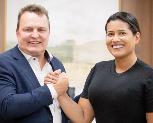 Prefeita de Santo Antônio de Leverger troca PSB pelo Podemos em ato com multidão em Cuiabá