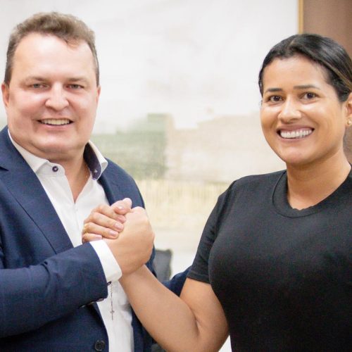 Prefeita de Santo Antônio de Leverger troca PSB pelo Podemos em ato com multidão em Cuiabá