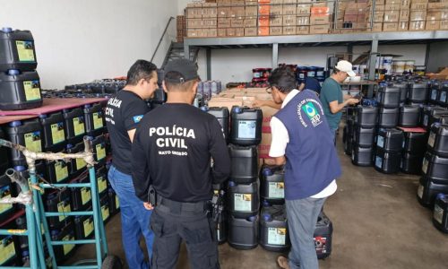 Polícia Civil e ANP apreendem mais de 2,6 mil litros de óleo lubrificante suspeito em distribuidora de Cuiabá