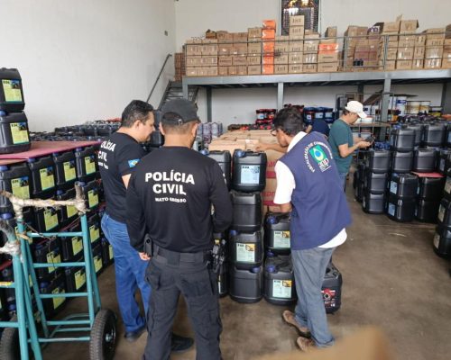 Polícia Civil e ANP apreendem mais de 2,6 mil litros de óleo lubrificante suspeito em distribuidora de Cuiabá