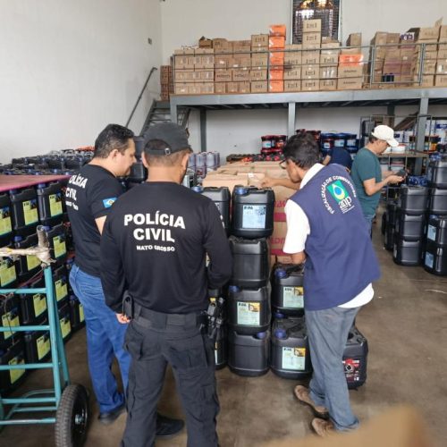 Polícia Civil e ANP apreendem mais de 2,6 mil litros de óleo lubrificante suspeito em distribuidora de Cuiabá