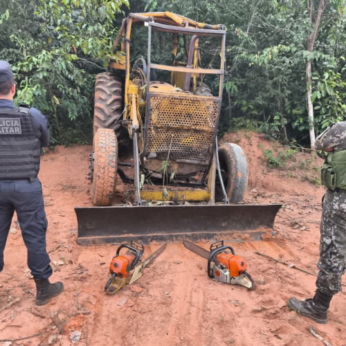 Polícia Ambiental apreende trator e aplica mais de R$ 1,5 milhão em multas por exploração ilegal de madeira em MT