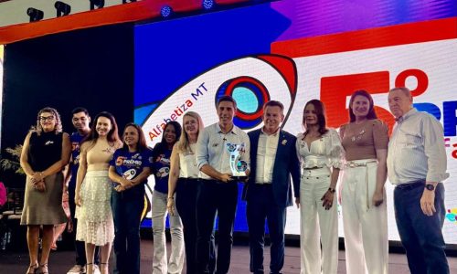 Mato Grosso premia 100 escolas e anuncia R$ 8,25 milhões por avanço histórico na alfabetização