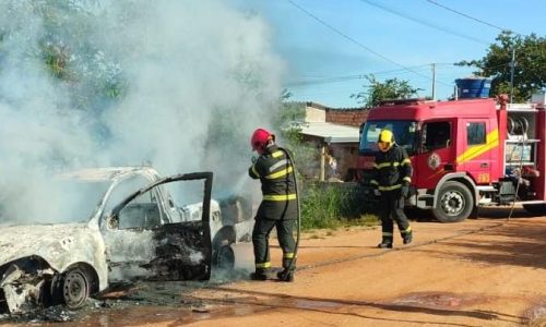 Carro é destruído por incêndio em MT e mobiliza bombeiros nas primeiras horas do dia