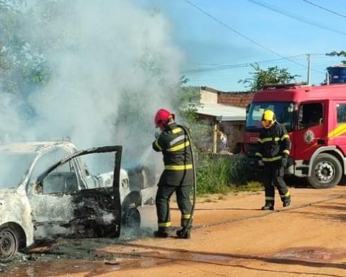 Carro é destruído por incêndio em MT e mobiliza bombeiros nas primeiras horas do dia