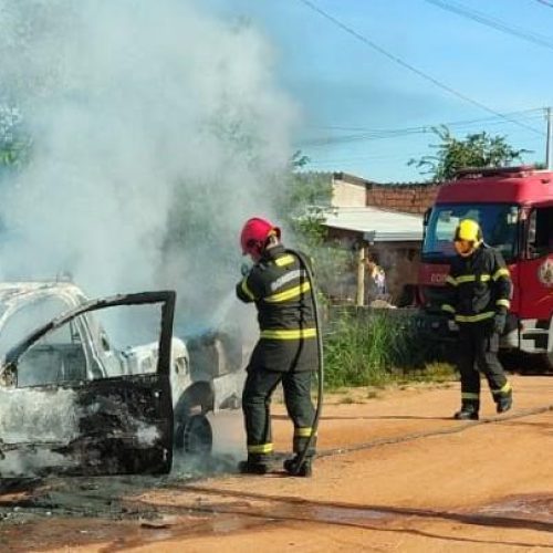 Carro é destruído por incêndio em MT e mobiliza bombeiros nas primeiras horas do dia
