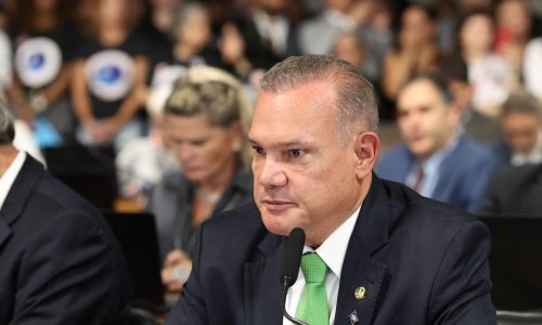 WELLINGTON FAGUNDES DEFENDE VALORIZAÇÃO DA SAÚDE E DESTACA NOVO PISO COMO AVANÇO PARA O INTERIOR