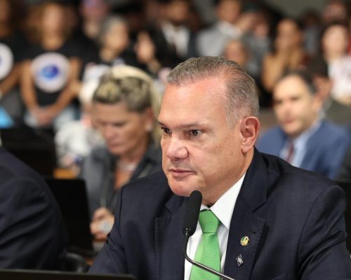 WELLINGTON FAGUNDES DEFENDE VALORIZAÇÃO DA SAÚDE E DESTACA NOVO PISO COMO AVANÇO PARA O INTERIOR