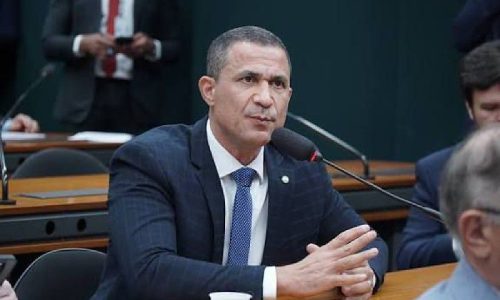 Coronel Assis cobra explicações após delegado da PF ser expulso dos EUA: “Vexame diplomático”