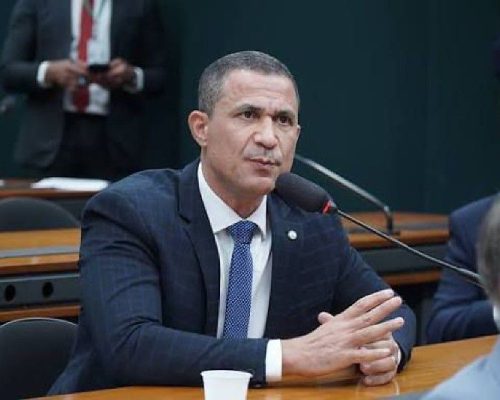 Coronel Assis cobra explicações após delegado da PF ser expulso dos EUA: “Vexame diplomático”