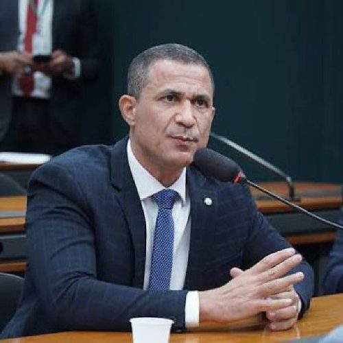 Coronel Assis cobra explicações após delegado da PF ser expulso dos EUA: “Vexame diplomático”