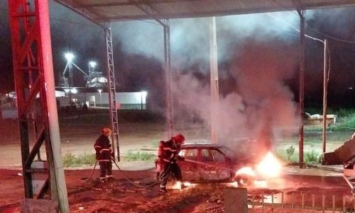 Explosão durante a madrugada termina com carro e moto destruídos pelo fogo em MT