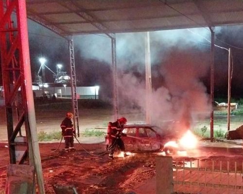Explosão durante a madrugada termina com carro e moto destruídos pelo fogo em MT