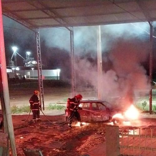 Explosão durante a madrugada termina com carro e moto destruídos pelo fogo em MT