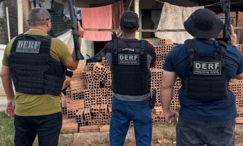 Facção comandava tráfico à distância e lavava dinheiro em loja de roupas; casal é preso em operação da Polícia Civil