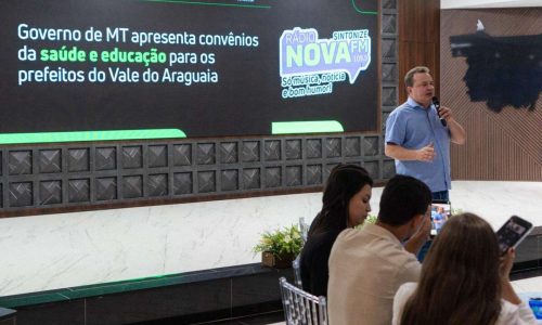 Prefeitos agradecem apoio de Max Russi durante assinatura de convênios no Palácio Paiaguás