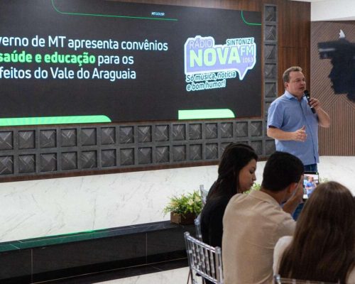 Prefeitos agradecem apoio de Max Russi durante assinatura de convênios no Palácio Paiaguás