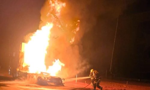 Caminhão pega fogo na BR-163 e mobiliza bombeiros em Nova Mutum