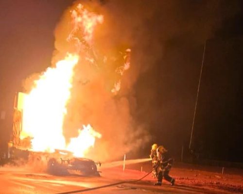 Caminhão pega fogo na BR-163 e mobiliza bombeiros em Nova Mutum