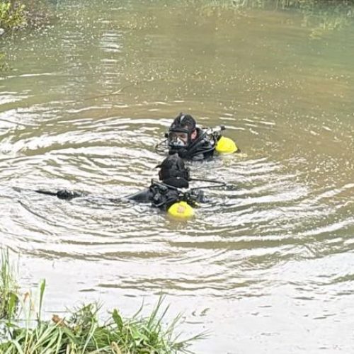 Bombeiros retiram carro submerso em lago às margens da BR-163 em Lucas do Rio Verde