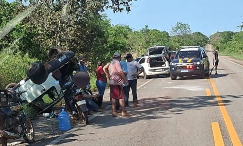 Bombeiros socorrem homem após capotamento na BR-070, em Cáceres