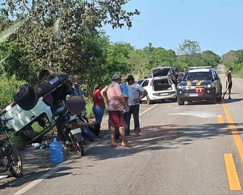 Bombeiros socorrem homem após capotamento na BR-070, em Cáceres