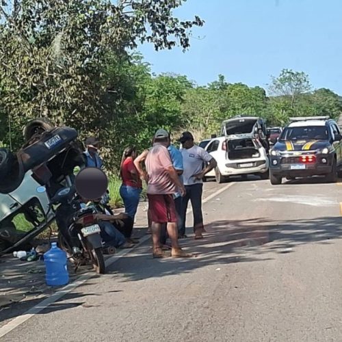 Bombeiros socorrem homem após capotamento na BR-070, em Cáceres
