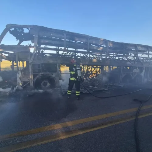 Incêndio destrói ônibus de viagem na BR-070, em Campo Verde