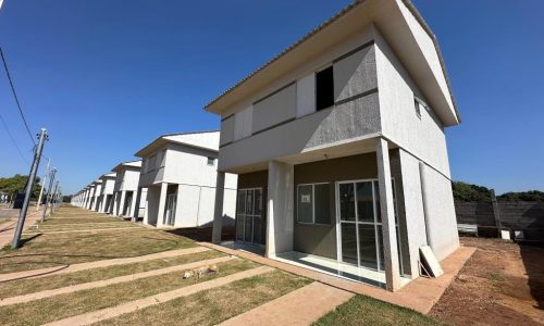 Governo de MT entrega 212 casas em Cuiabá e lança mais 1,3 mil unidades habitacionais
