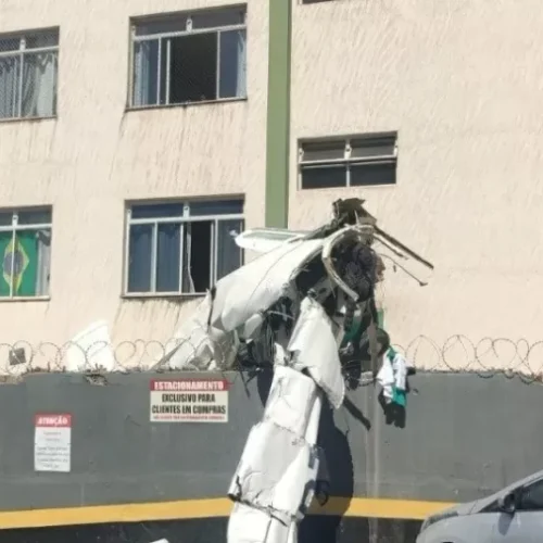 Queda de avião em Belo Horizonte deixa mortos e feridos após colisão com prédio
