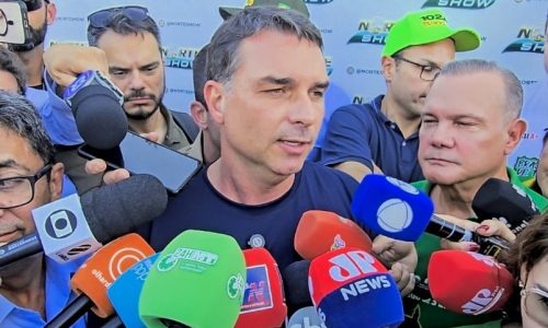 Flávio Bolsonaro desembarca em Sinop e reforça aproximação com o agro durante a Norte Show