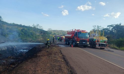 Bombeiros controlam incêndio em carreta carregada com óleo diesel após tombamento na BR-163