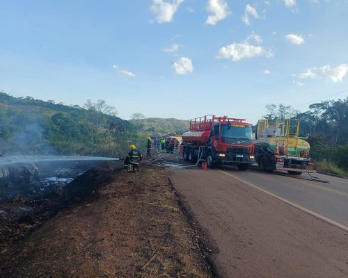 Bombeiros controlam incêndio em carreta carregada com óleo diesel após tombamento na BR-163
