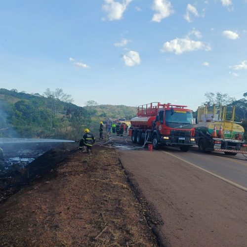 Bombeiros controlam incêndio em carreta carregada com óleo diesel após tombamento na BR-163