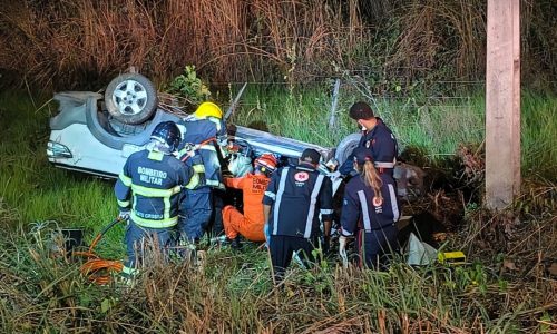 Motorista fica preso às ferragens após capotamento na MT-251 e é resgatado pelos Bombeiros