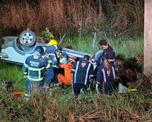 Motorista fica preso às ferragens após capotamento na MT-251 e é resgatado pelos Bombeiros