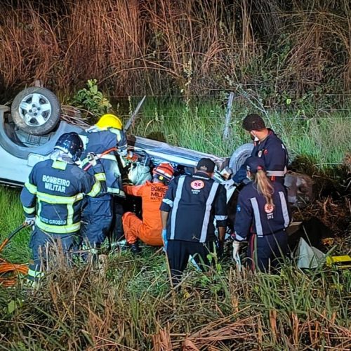Motorista fica preso às ferragens após capotamento na MT-251 e é resgatado pelos Bombeiros