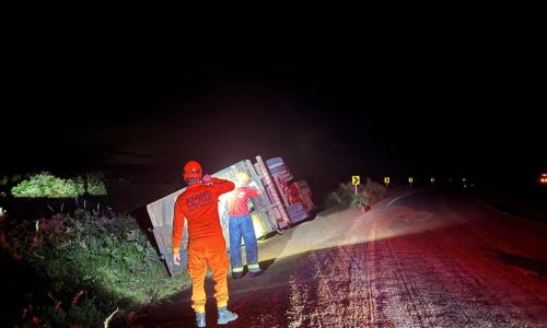 Motorista morre após capotamento de caminhão boiadeiro na MT-480 em Mato Grosso