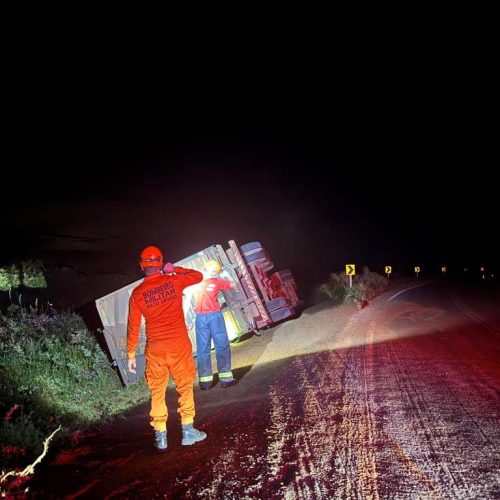 Motorista morre após capotamento de caminhão boiadeiro na MT-480 em Mato Grosso