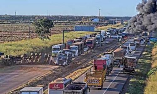 Caos na BR-163: acidentes com carretas interditam pistas e provocam incêndio em Rondonópolis